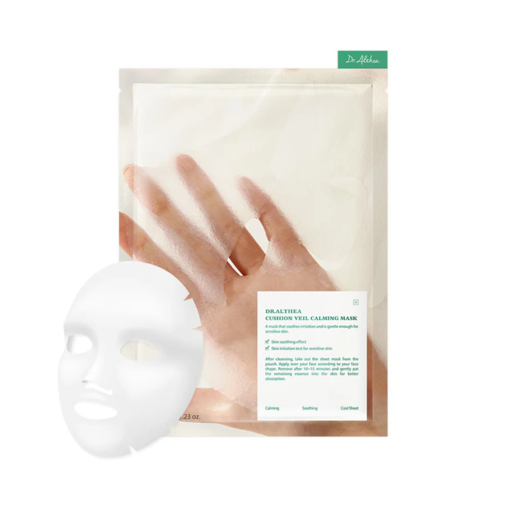 Dr. Althea Cushion Veil Calming Mask – tai lakštinė veido kaukė, skirta odos komfortui palaikyti ir suteikti jai raminantį bei gaivinantį pojūtį. Minkštas, prie odos gerai prisitaikantis kaukės audinys padeda tolygiai paskirstyti esenciją ir užtikrina malonų naudojimą.