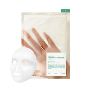 Dr. Althea Cushion Veil Calming Mask – tai lakštinė veido kaukė, skirta odos komfortui palaikyti ir suteikti jai raminantį bei gaivinantį pojūtį. Minkštas, prie odos gerai prisitaikantis kaukės audinys padeda tolygiai paskirstyti esenciją ir užtikrina malonų naudojimą.