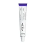 Dr.Althea Reju 5000 kremas – tai koncentruota, bet maloniai kremiška veido priemonė, skirta odai, kuriai reikia daugiau nei tik bazinio drėkinimo. Formulė sukurta taip, kad apjungtų drėkinamuosius, minkštinamuosius ir peptidinius ingredientus, todėl kremas patogiai įsilieja į anti-age tipo kasdienę veido odos rutinos dalį.